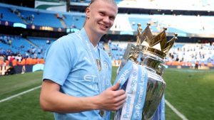 erling-haaland-manchester-city-poses-903004184.jpg