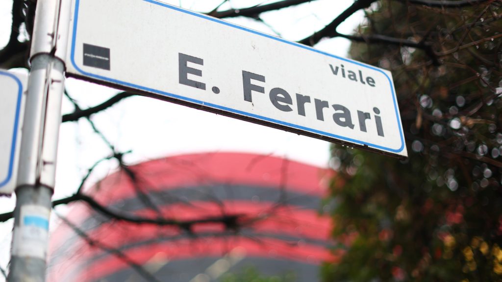 signpost-viale-avenue-enzo-ferrari-965262977.jpg