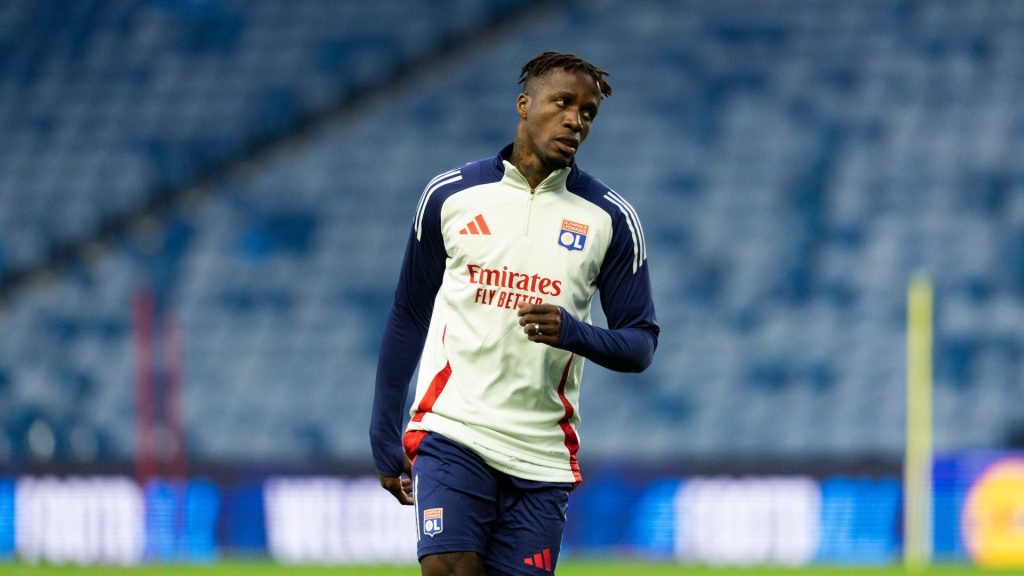 wilfried-zaha-olympique-lyonnais-training-937846877.jpg